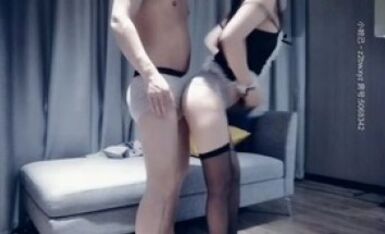 这骚货穿上性感蕾丝情趣内衣，谁受得了，估计是好几天没做爱了