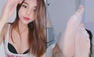 漂亮眼睛有点像混血红唇美女，露臀白网袜电臀诱惑，拨开内裤露多毛小穴