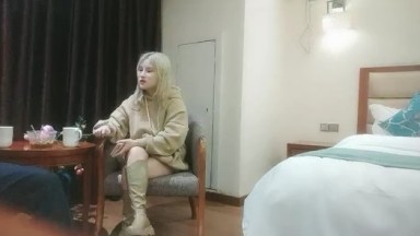 小夏探花金发00后嫩妹返场，舌吻揉穴调情，镜头前深喉口交，中指扣弄多毛肥穴