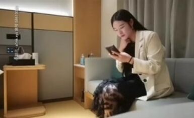 170CM气质高端外围美女，修长美腿坐身上各种摸，舔屌口交服务周到