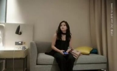 小伙2300元约极品气质美女，又纯又欲腰细大长腿，穿上情趣装高跟鞋