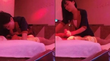 牛奶米汤足浴店搞女技师，奶子给我看一下，拔出大屌让妹子口