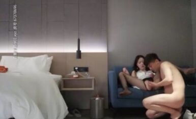 网约奔放小姐姐，一来就脱衣服，张开双腿猛扣穴，高潮喷水沙发湿一大片，换上睡衣黑丝袜