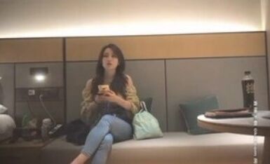 两个高端外围女神妹子，牛仔裤那个妹子最漂亮，长得又骚 像伊能静，老哥喜欢掐着脖子极限做爱