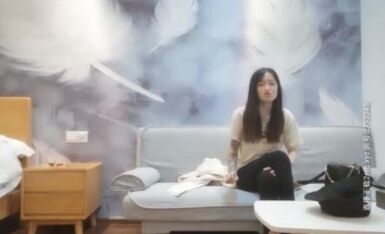 眼镜胖哥约身上满是纹身兼职小妹，我看看你屁股上的纹身，翘起屁股扣穴，骑乘大白屁股一上一下