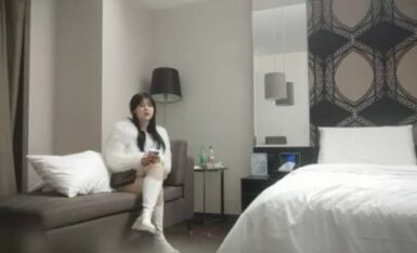 《用利抽插》白靴美腿肉感美女，吸吮深喉口活不错，人肉打桩机爆插，搞得妹子4-5次高潮，翘起屁股后入