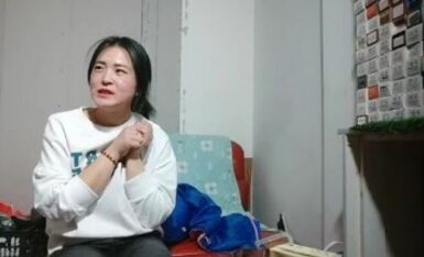 【大内密探008】泡良高手，带良家回宿舍，喝酒聊天多哭了，推到要操逼，扣骚逼振动棒伺候，后入爆操大屁股