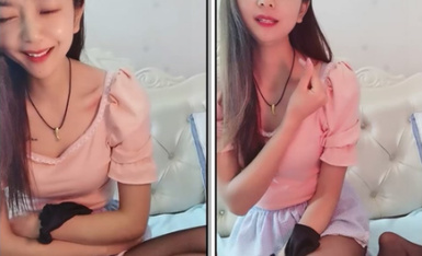 说话温柔文静系美女，黑丝短裙，翘起美臀看穴，跳蛋震动低低呻吟，手指插入猛扣，给大家性教育