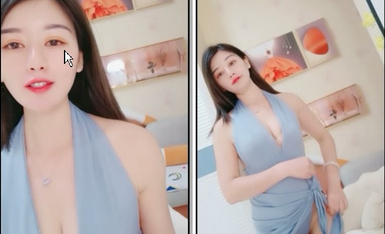 长发气质网红脸妹子，高挑模特身材岔开腿特写少毛逼逼.