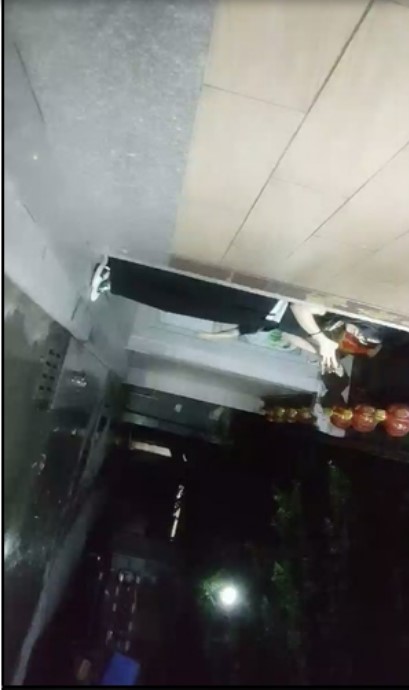 【深巷俏佳人】，夏日街头，美女出没，走在路上问问价，小黑屋里干D罩杯大胸娇喘.