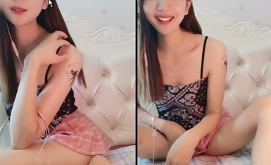 说话温柔极品美女，肉丝短裙撕裆，翘起屁股手指轻轻插入，跳蛋震动骚穴