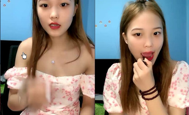 20岁新人小姐姐！大红唇甜美活泼！脱掉小背心，贫乳小奶子，掰穴特写看洞洞，苗条身材展示