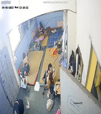 私房最新流出2023 黑客破解攝像頭偷拍 多場合家庭宿舍廁所更衣洗澡 (10)