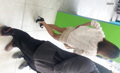 大神尾隨偷拍美女裙底風光 屌到不行，超級稀有極品無內！超短連身裙騷貨美女居然沒有穿內褲就敢逛街