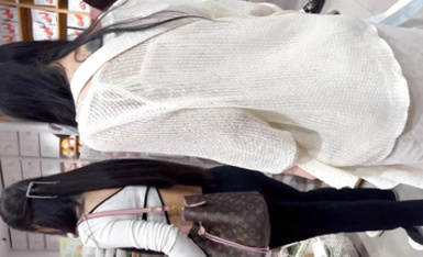 商城尾隨兩個買水杯時尚小迷妹 透過帶血窄內看到肥凸的陰部輪廓