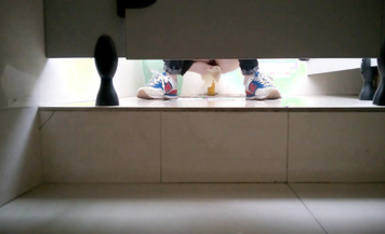 公司新來的小妹B兒還挺嫩 陰戶白凈的饅頭逼