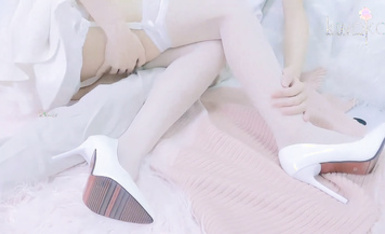 玲瓏玉足，十指相扣，舌吻唾液交換，躺在懷里吃奶，白絲足交，掰六觀察，這樣的女孩子只是大佬們貴一點的飛機杯吧