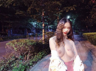 推特極品長腿大奶NTR綠帽淫妻控【阿崩】最新會員福利流出，各種公共場合露出約炮單男4P合集（13）