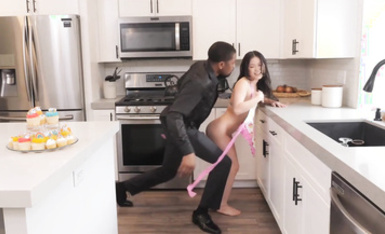 漂亮美女【Lulu Chu】深喉吃雞啪啪 身材嬌小被黑祖宗各種姿勢無套輸出 口爆吃精 一強一弱視覺強烈