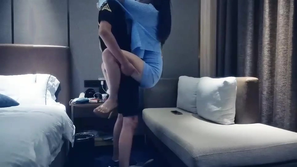 168CM修长美腿高端外围美女，喜欢你穿着高跟鞋，撩起包臀裙吸奶揉屁股，埋头舔屌互摸调情，跪在沙发上后入