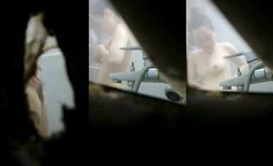 工厂简易淋浴房板缝偷窥漂亮少妇洗香香 皮肤白皙 奶子粉嫩 逼毛长却茂密