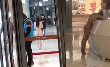 武汉洪山万科广场 女子裸奔 因男友出轨闺蜜 报复性全裸上街