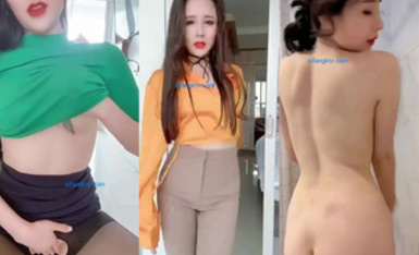 土豪重金定製福利，高氣質網紅臉極品御姐【美寶兒(尤秘書)】私拍，頂級身材一線天，逼臉同框各種道具紫薇挑逗，擼點超高（1）