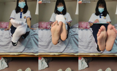 女神嫩妹足交【小琪琪文文】美腿玉足小可愛 足交26部合集(20)