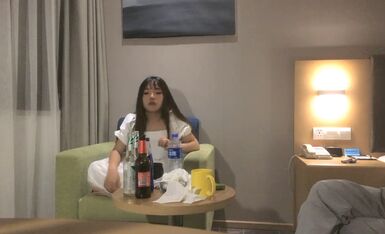 绿帽约良家妹子密码房，白裙子甜美萌妹子，喝酒玩游戏输了脱衣服口交，妹纸被操叫的很大声