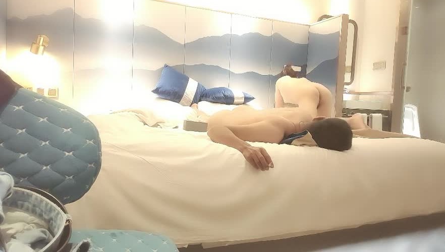 骚公鸡丶寻花新人老哥约外围少妇，服务不错乳推调情，深喉口交抬腿抽插，正入打桩激情猛操