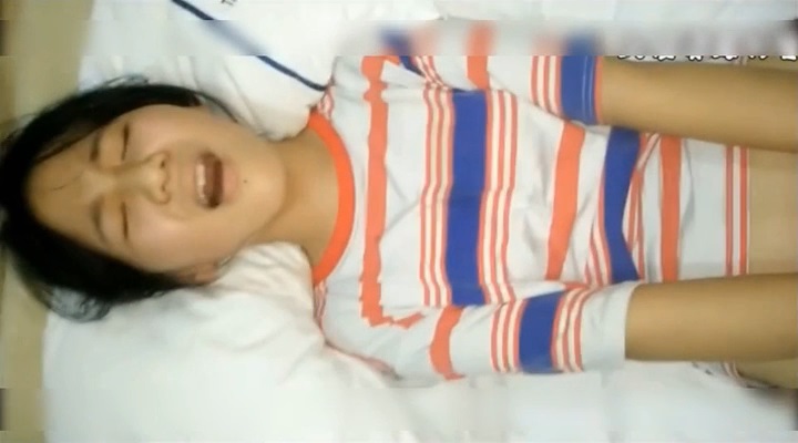 真实的少女破处，疼痛难忍，就这样被渣男霍霍了