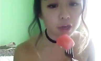 找到了 破案了 這騷逼就是那個直播時兒子給他遞水的那個