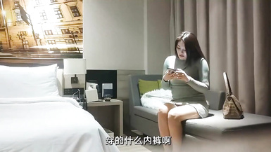 漂亮小姐姐 你想拔套我打你 你雞吧這么大怎麼長的 啊舒服已經第三波了 身材豐滿騷話不停 被操的高潮不斷套子破了