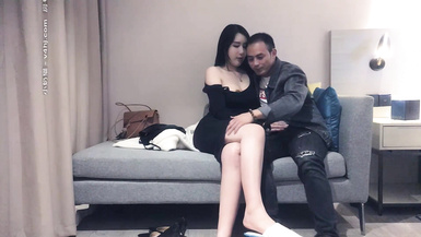 極品大奶妹，一般人不懂她的好，會玩夫撩，沙發上操穿上情趣裝口交抽插猛操