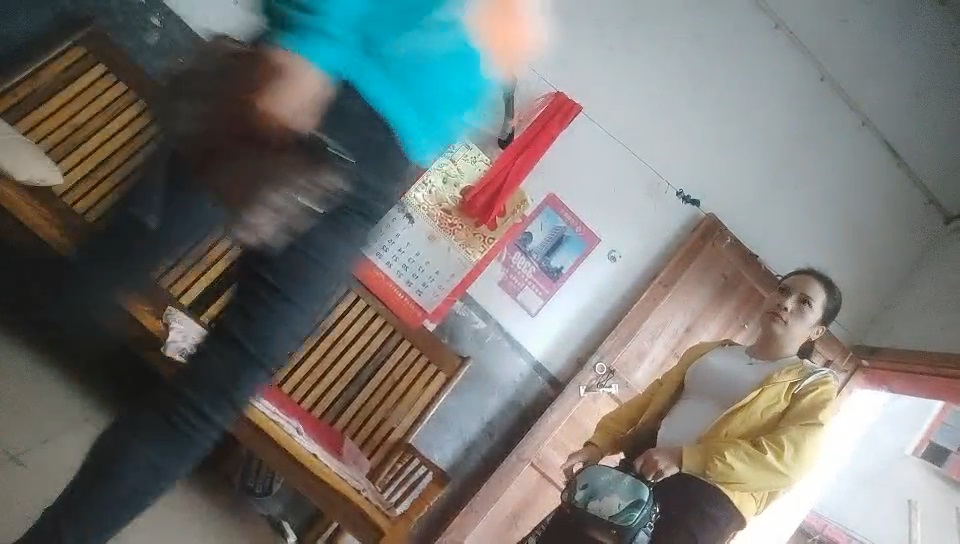 农民工探花鸡窝暗拍其他嫖客来挑妹子自己也挑了两个妹子吃快餐态度一个比一个差催时间