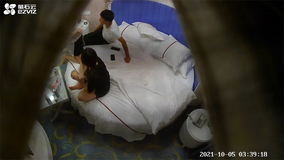 酒店偷拍甄选 情趣圆床房 1男游走2姐妹之间 1哭2闹3操逼 被操的时候骚劲 老公 操我 我好痒