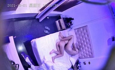 国庆年轻小情侣开房做爱 边看手机片儿边做爱 AV姿势没少学各种尝试 高清720P超清版2