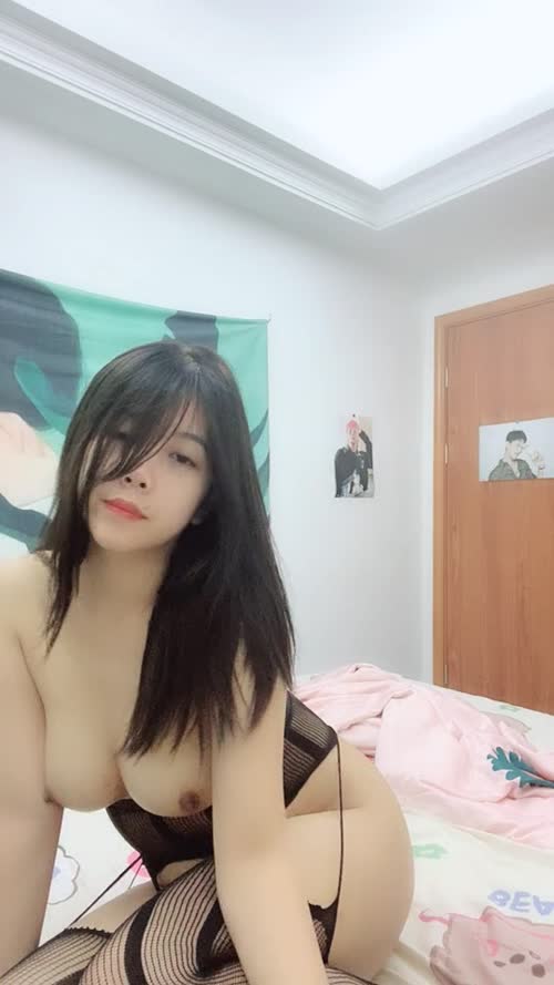 长发美女 黑丝连体网袜，热舞诱惑，楼梯诱惑自慰