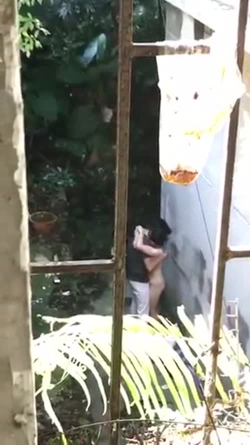 窗外偷窥 楼下小夫妻吵架吵着吵着 直接把衣服脱光了开炮