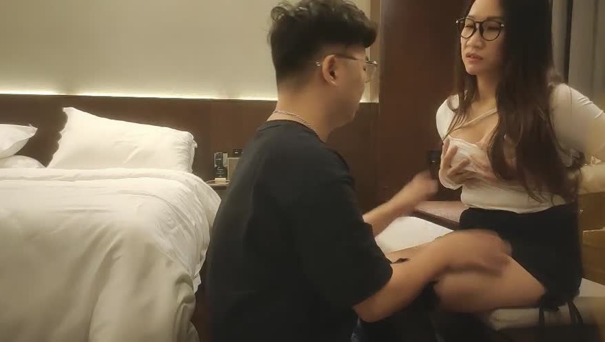 中国人不骗中国人约战极品眼镜御姐，兔女郎装扮黑丝高跟鞋，蹲着深喉口交拉手后入，骑乘侧入猛操