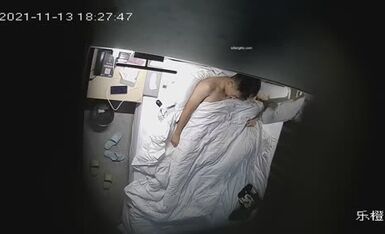 最新乐橙酒店上帝视角高清偷拍大学生情侣星期天放假开房过夜啪啪啪