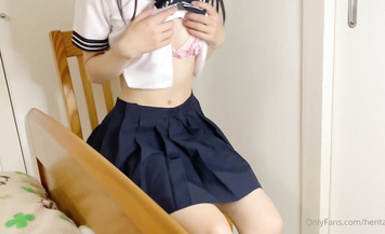 極品校花級嫩妹『Hentai-TV』被擒住雙腿 粉嫩白虎蜜穴被塞入肉棒，小巧的身材被各種姿勢抽插打樁 聲音動聽 下 (9)