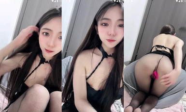 長腿嫩足顏值小母狗，連體黑絲透視裝，嫩足展示淫語挑逗，跪地自慰各種道具深插騷穴 (11)