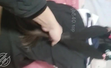 海角亂倫大神【19歲女兒】女兒說跟她男朋友做就是穿的這個白襪，讓我獸欲大發，莫名刺激