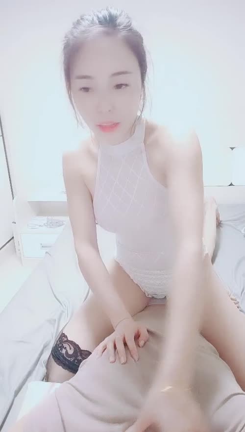 韵味十足骚女技师情趣旗袍全套服务，黑丝美腿按摩推背，撸屌口交技术很棒，开档内裤骑坐套弄，扶着屁股后入