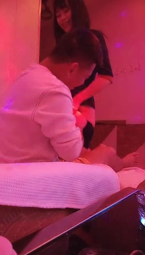 足浴店搞女技师，奶子给我看一下，拔出大屌让妹子口，喜欢我的JB吗，脱掉裤子骑上来太爽了