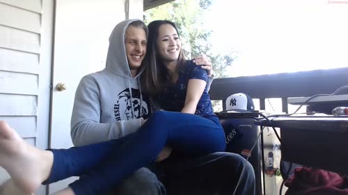 在阳台上被老外男友爆插的美女留学生 身材很娇小真担心能否扛的住 老外的大鸡巴