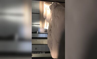 齐逼小短裤光滑美腿网红外围美女，小骚货里面没穿内衣，洗完澡进入正题，骑在身上磨蹭，口硬正入猛操娇喘呻吟好听