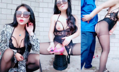 極品少婦戶外情趣內衣露出自慰，勾引工人操逼