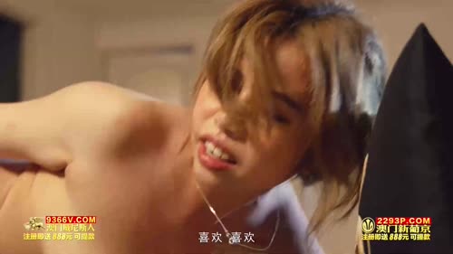 狠狠爱，大波少妇被按在沙发上后入，一对大波来回颤抖